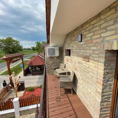 Kukorica Csarda * Balatonujlak